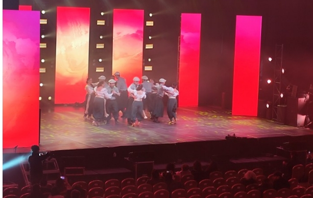 Con un escenario vibrante y la pasión de la danza tradicional, el Festival Folclórico en la Patagonia dio inicio anoche a su primera jornada. El Ballet Municipal, bajo la dirección de Óscar Carrión, cautivó al público con su impecable puesta en escena a las 20.10 horas, marcando el comienzo de una noche llena de música y folklore. Las próximas jornadas del festival prometen un espectáculo único, con la participación de agrupaciones locales e internacionales, celebrando la diversidad y el patrimonio cultural de la región.